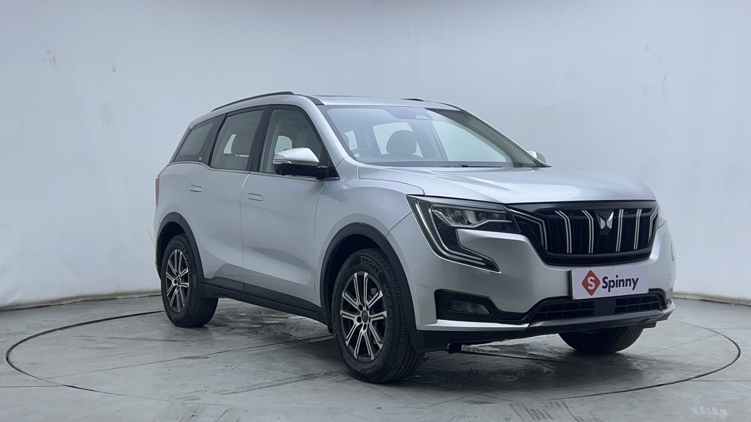 Used 2021 Mahindra XUV700 AX 7 Petrol MT 7 STR Petrol Manual exterior RIGHT FRONT CORNER VIEW
