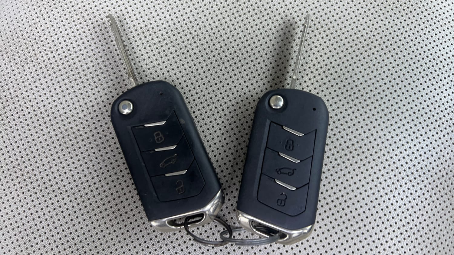 Used 2021 Mahindra XUV700 AX 7 Petrol MT 7 STR Petrol Manual extra CAR KEY VIEW