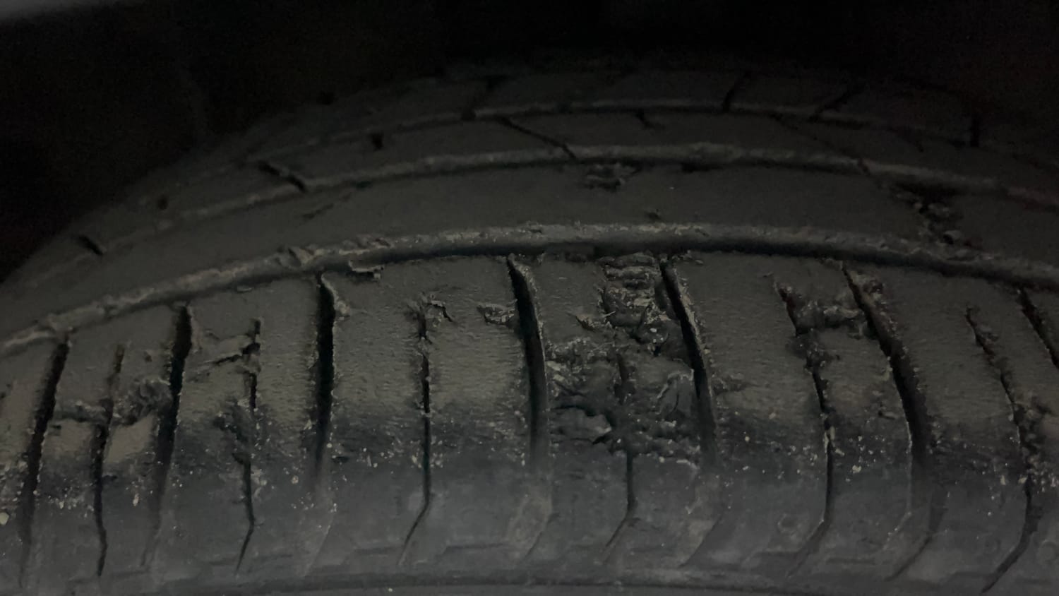 Used 2021 Hyundai New i20 Asta (O) 1.0 Turbo DCT Petrol Automatic tyres RIGHT FRONT TYRE TREAD VIEW