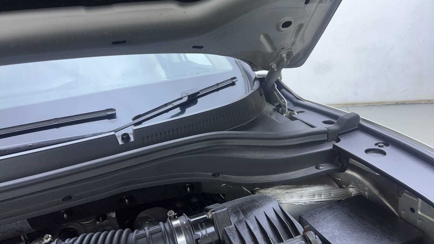 Used 2021 Mahindra XUV700 AX 7 Petrol MT 7 STR Petrol Manual engine ENGINE LEFT SIDE HINGE & APRON VIEW