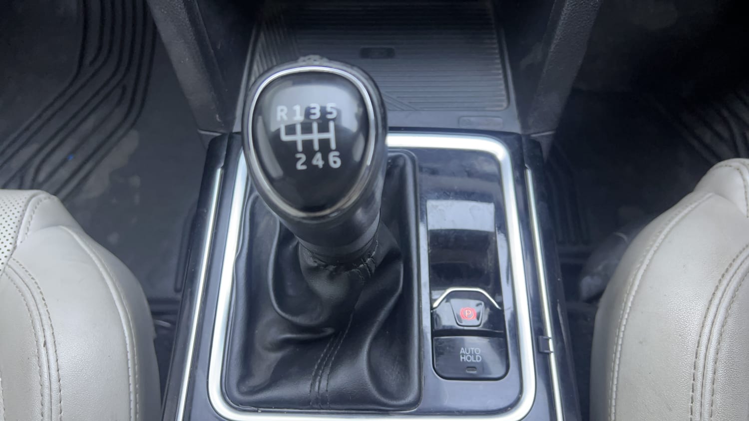 Used 2021 Mahindra XUV700 AX 7 Petrol MT 7 STR Petrol Manual interior GEAR  KNOB VIEW