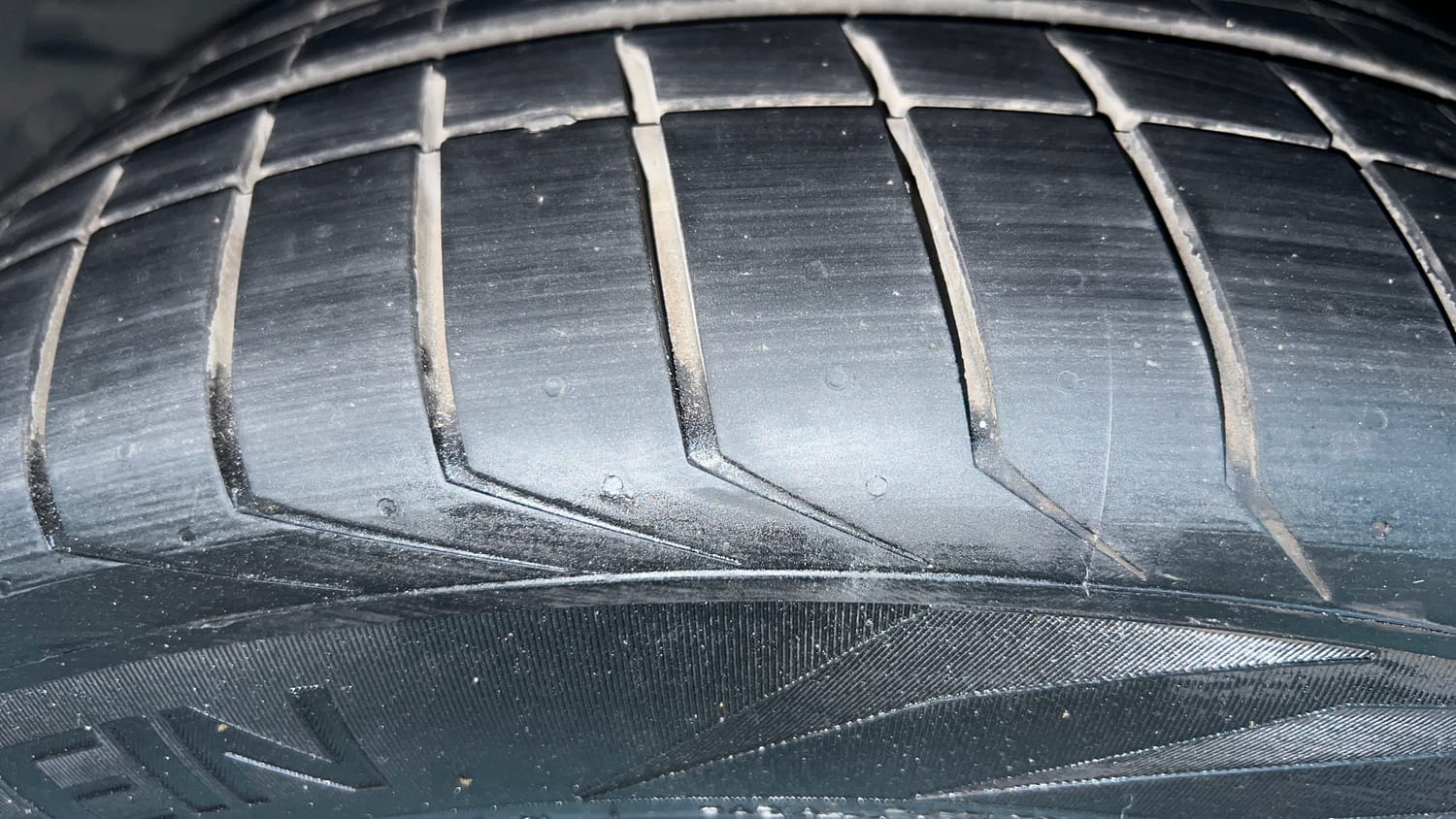 Used 2026 BMW 5 Series 530Li M Sport (Titanium Bronze) Petrol Automatic tyres LEFT FRONT TYRE TREAD VIEW