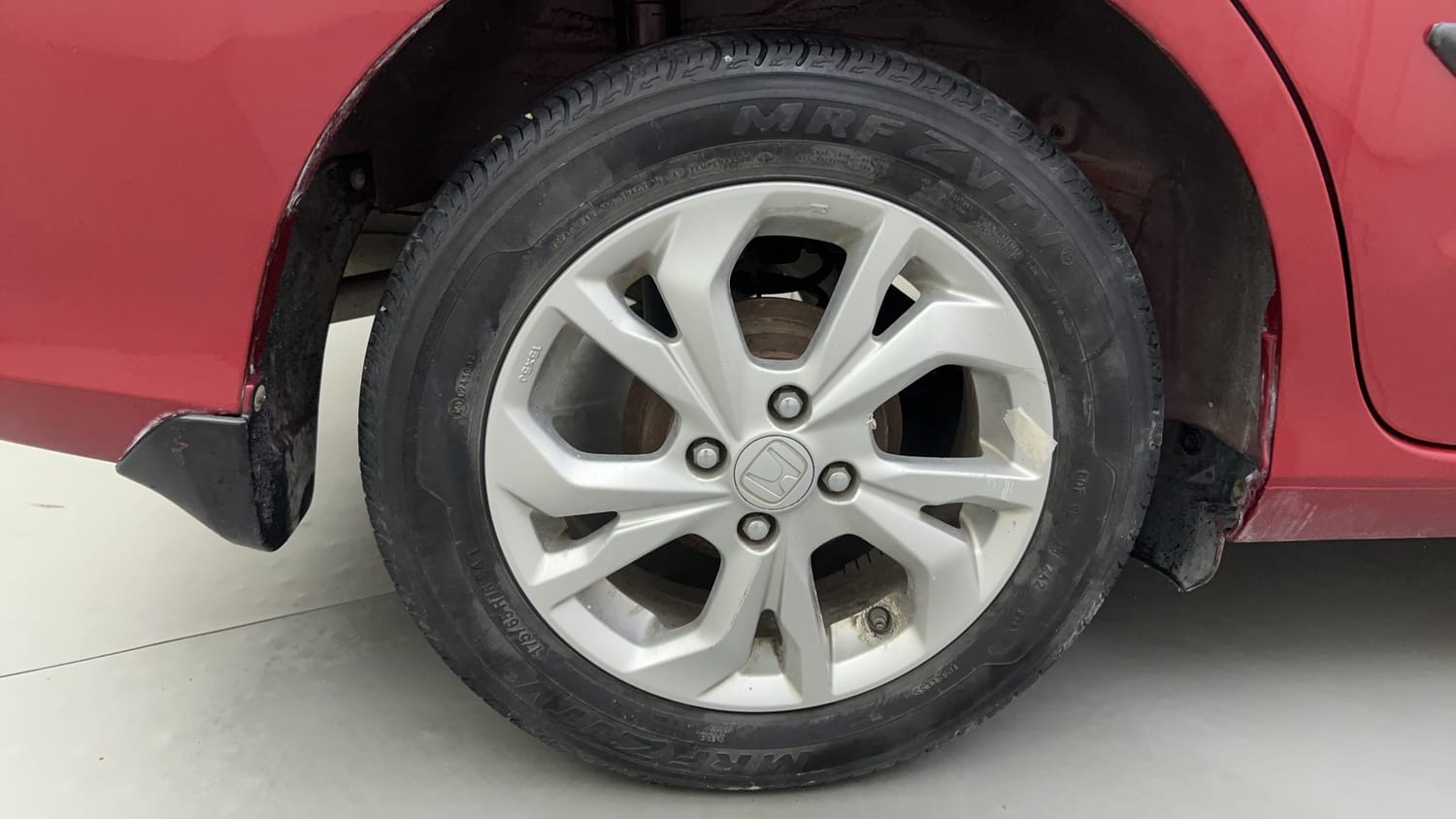 Used 2018 Honda Amaze 1.2 V CVT Petrol Petrol Automatic tyres RIGHT REAR TYRE RIM VIEW