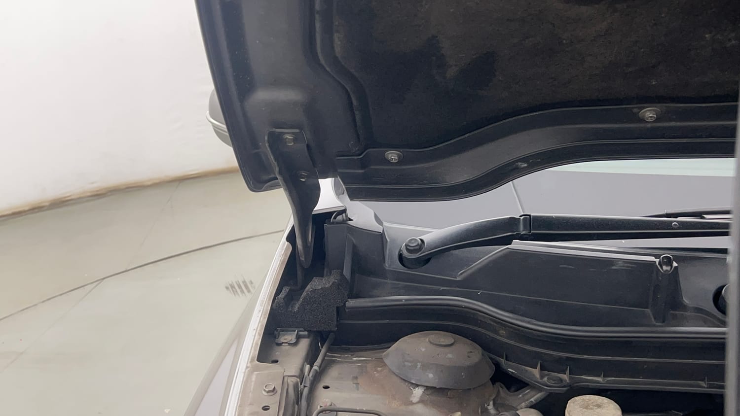 Used 2021 Maruti Suzuki S-Cross Alpha AT Petrol Automatic engine ENGINE RIGHT SIDE HINGE & APRON VIEW