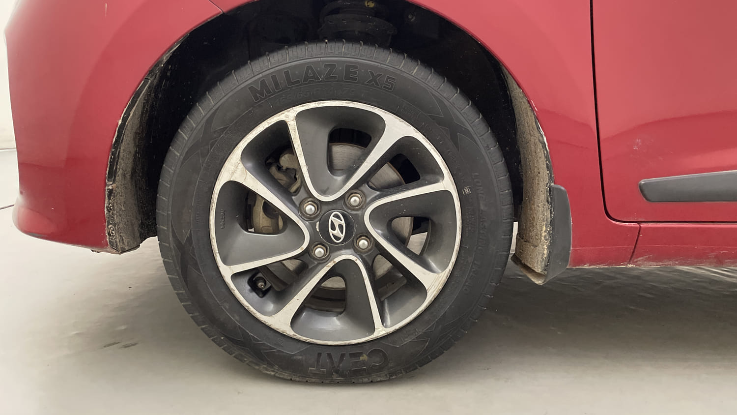 Used 2018 Hyundai Grand i10 Asta 1.2 Kappa VTVT Petrol Manual tyres LEFT FRONT TYRE RIM VIEW