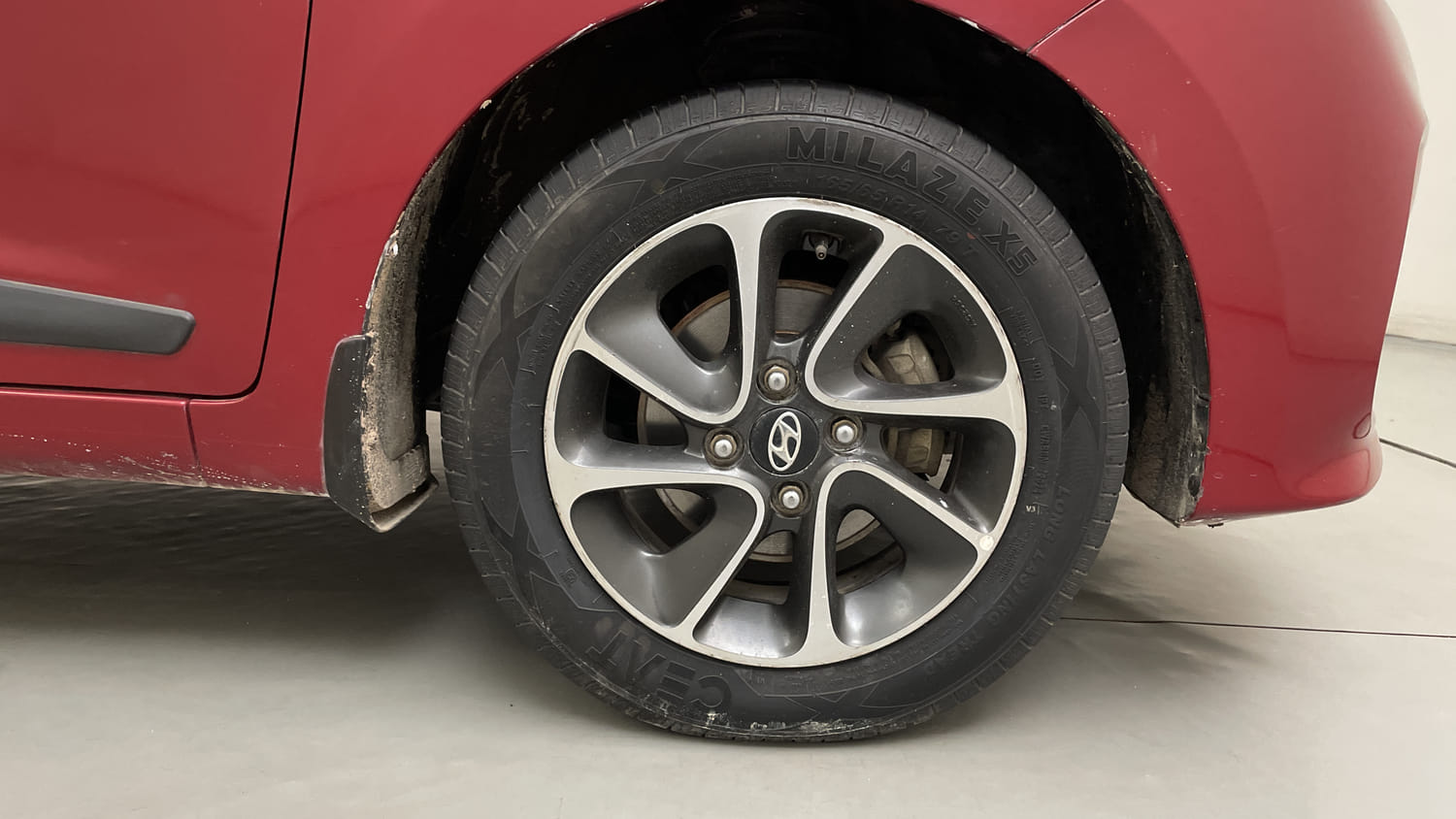 Used 2018 Hyundai Grand i10 Asta 1.2 Kappa VTVT Petrol Manual tyres RIGHT FRONT TYRE RIM VIEW