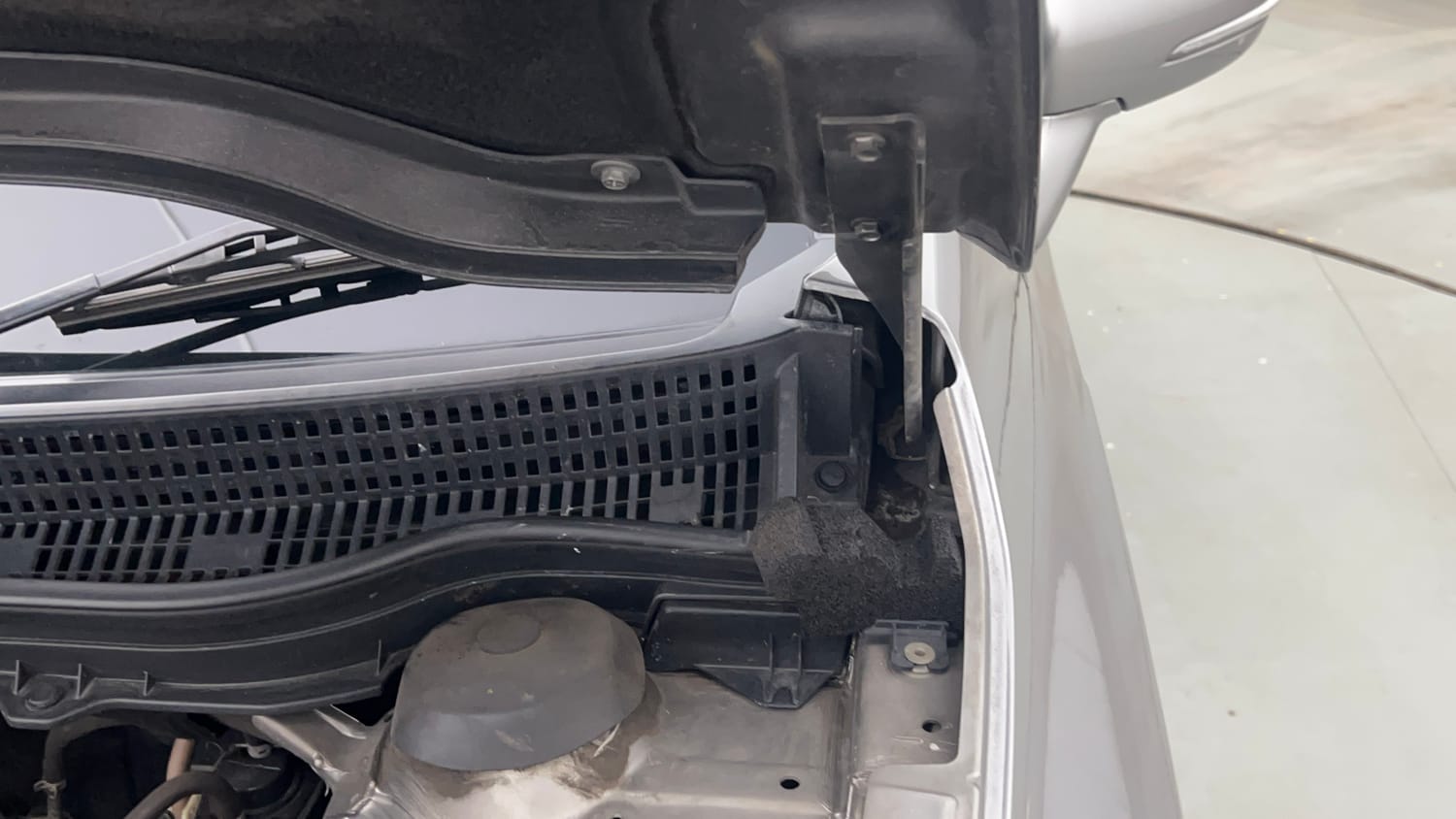 Used 2021 Maruti Suzuki S-Cross Alpha AT Petrol Automatic engine ENGINE LEFT SIDE HINGE & APRON VIEW