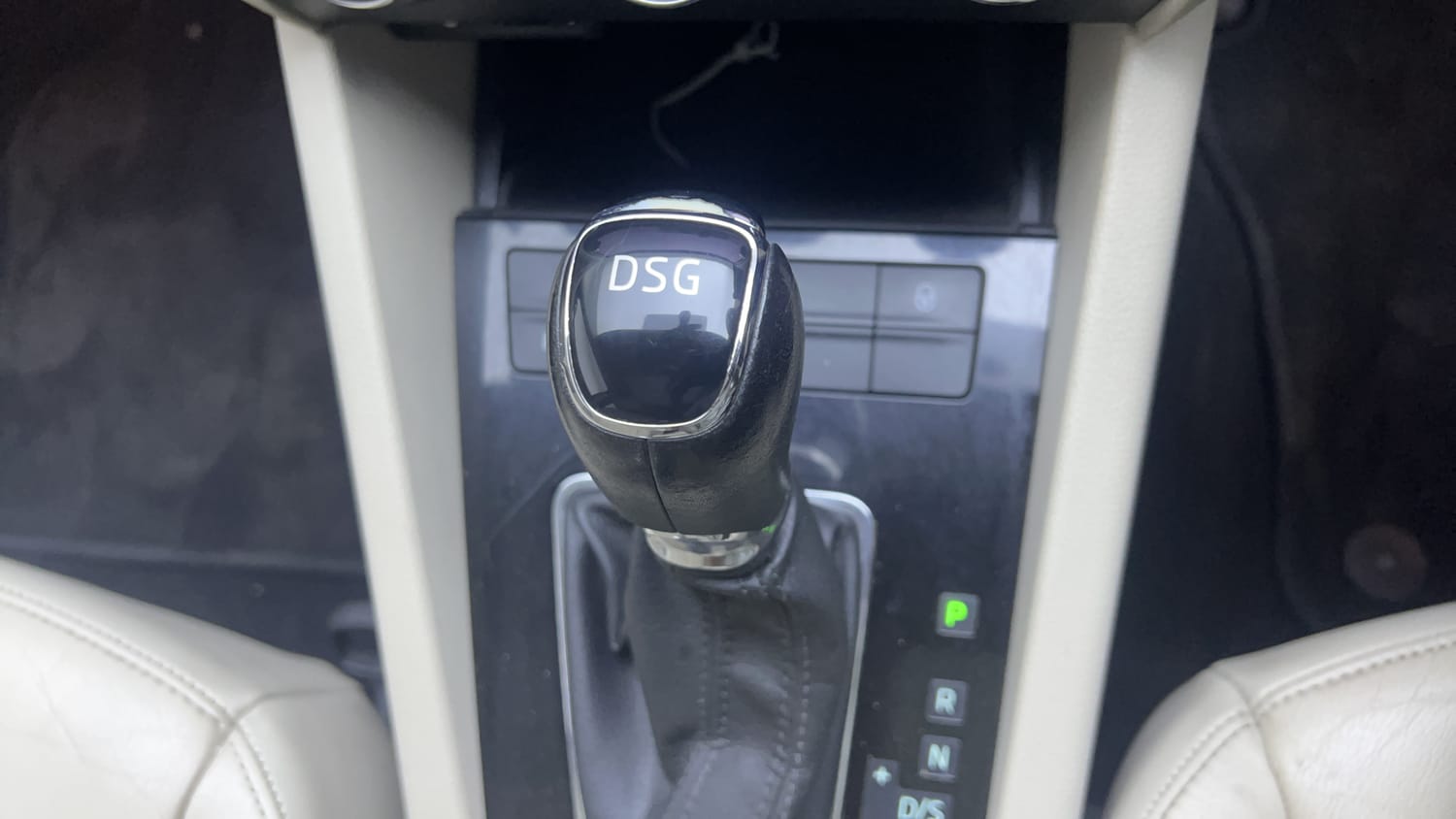 Used 2017 Skoda Octavia 1.8 TSI Style Plus AT Petrol Automatic interior GEAR  KNOB VIEW