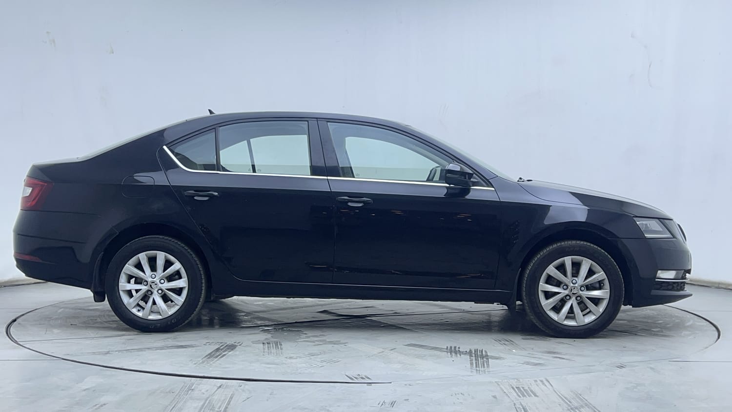 Used 2017 Skoda Octavia 1.8 TSI Style Plus AT Petrol Automatic exterior RIGHT SIDE VIEW