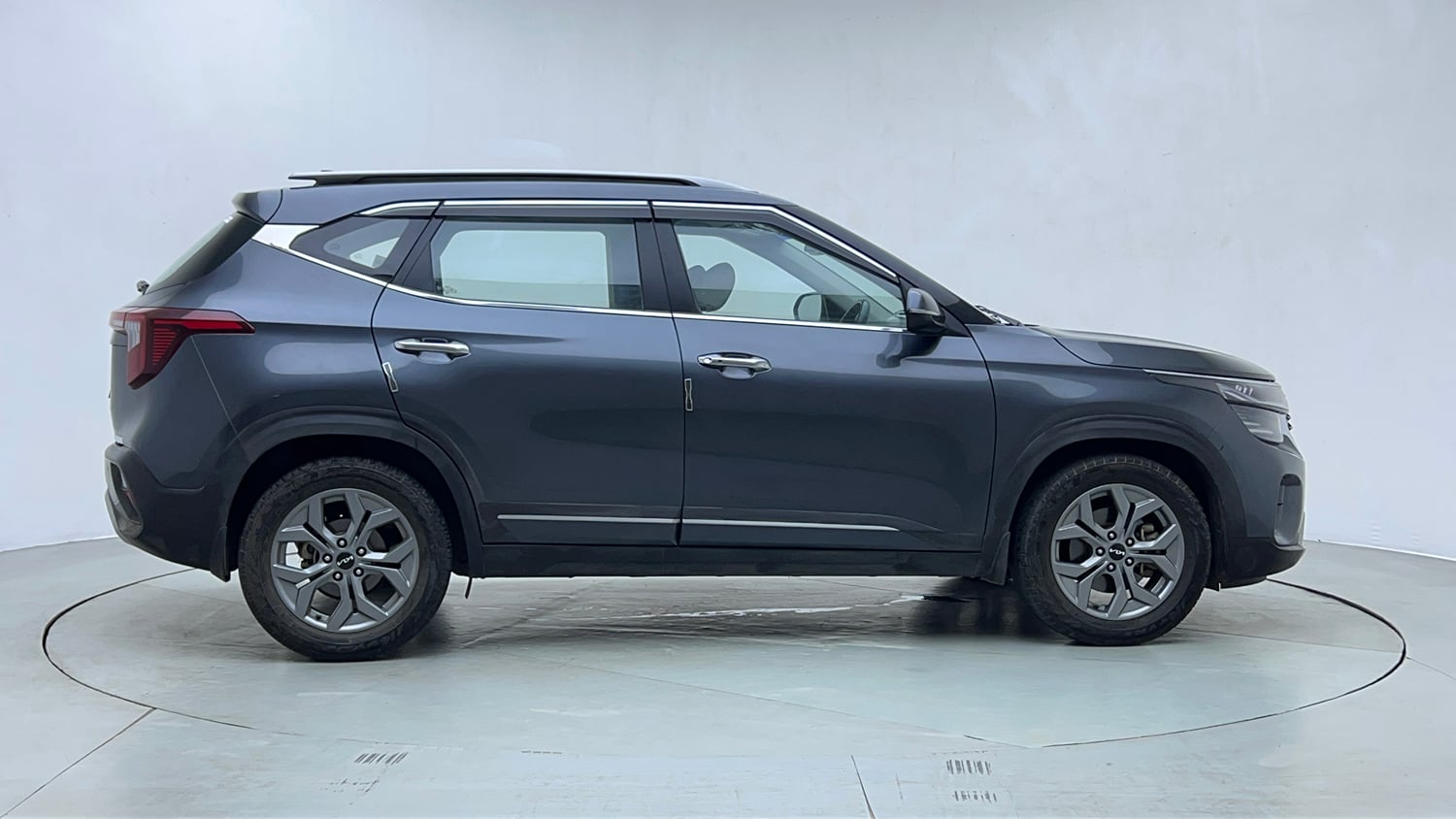 Used 2023 Kia Seltos HTX 1.5 Petrol MT Petrol Manual exterior RIGHT SIDE VIEW