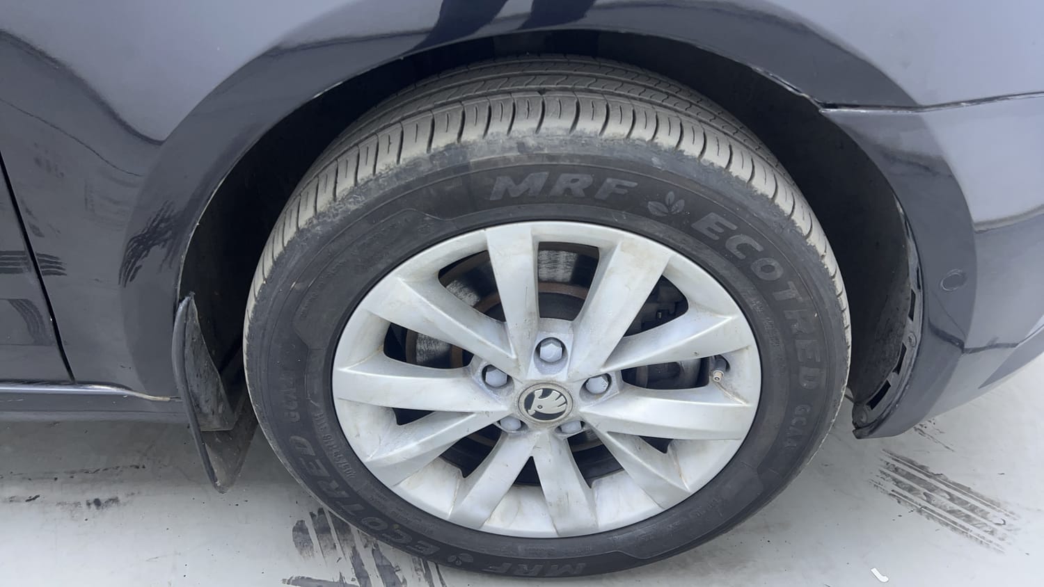 Used 2017 Skoda Octavia 1.8 TSI Style Plus AT Petrol Automatic tyres RIGHT FRONT TYRE RIM VIEW
