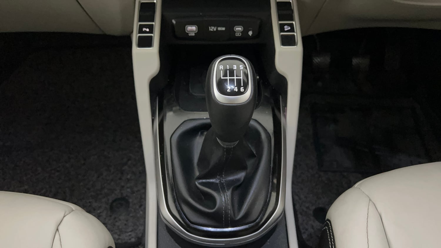 Used 2025 Kia Carens Clavis HTK Plus (O) 1.5 Diesel MT Diesel Manual interior GEAR  KNOB VIEW