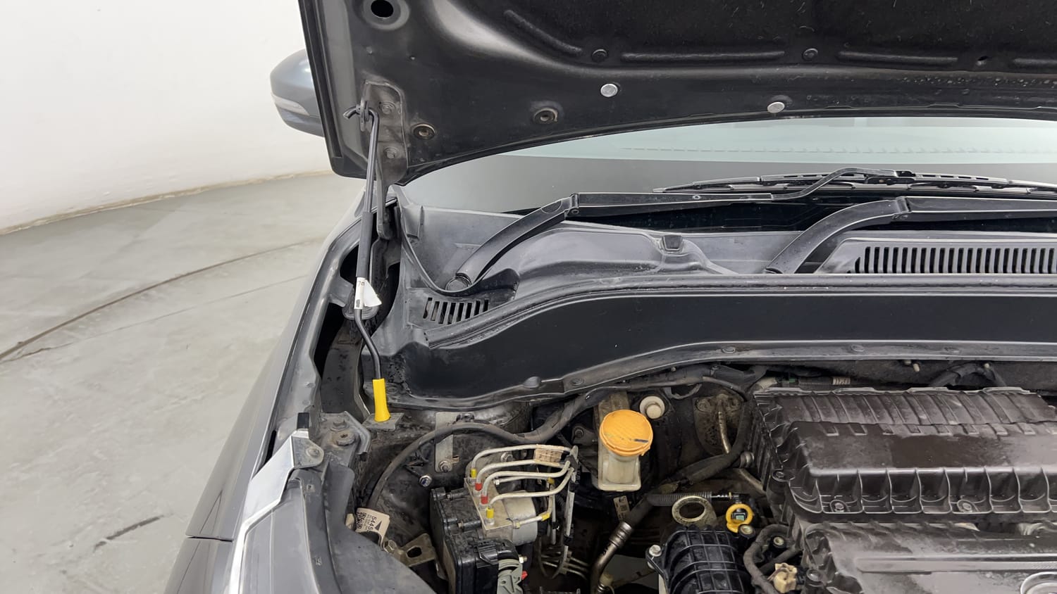 Used 2022 Tata Punch Accomplished MT Petrol Manual engine ENGINE RIGHT SIDE HINGE & APRON VIEW