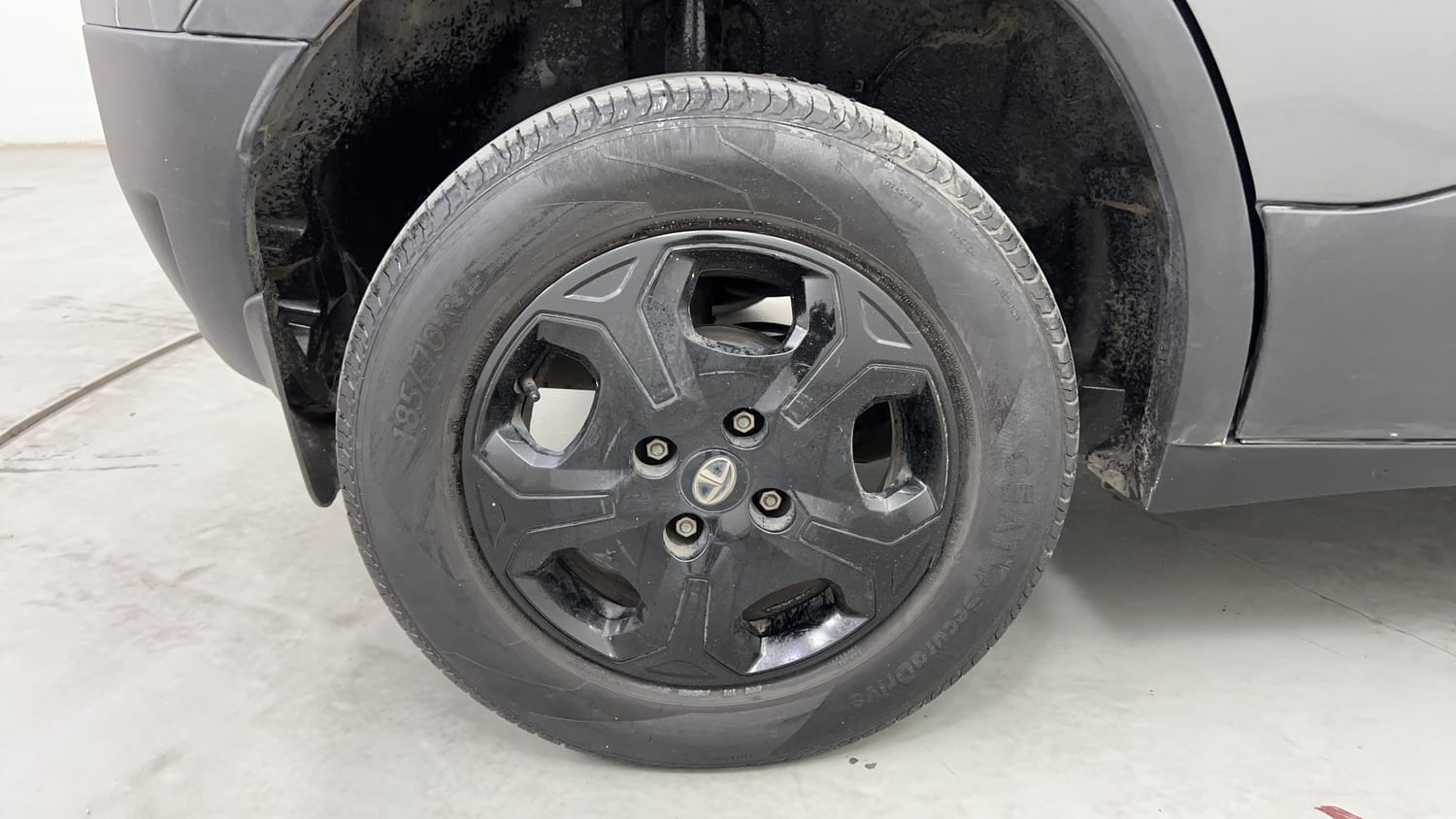 Used 2022 Tata Punch Accomplished MT Petrol Manual tyres RIGHT REAR TYRE RIM VIEW