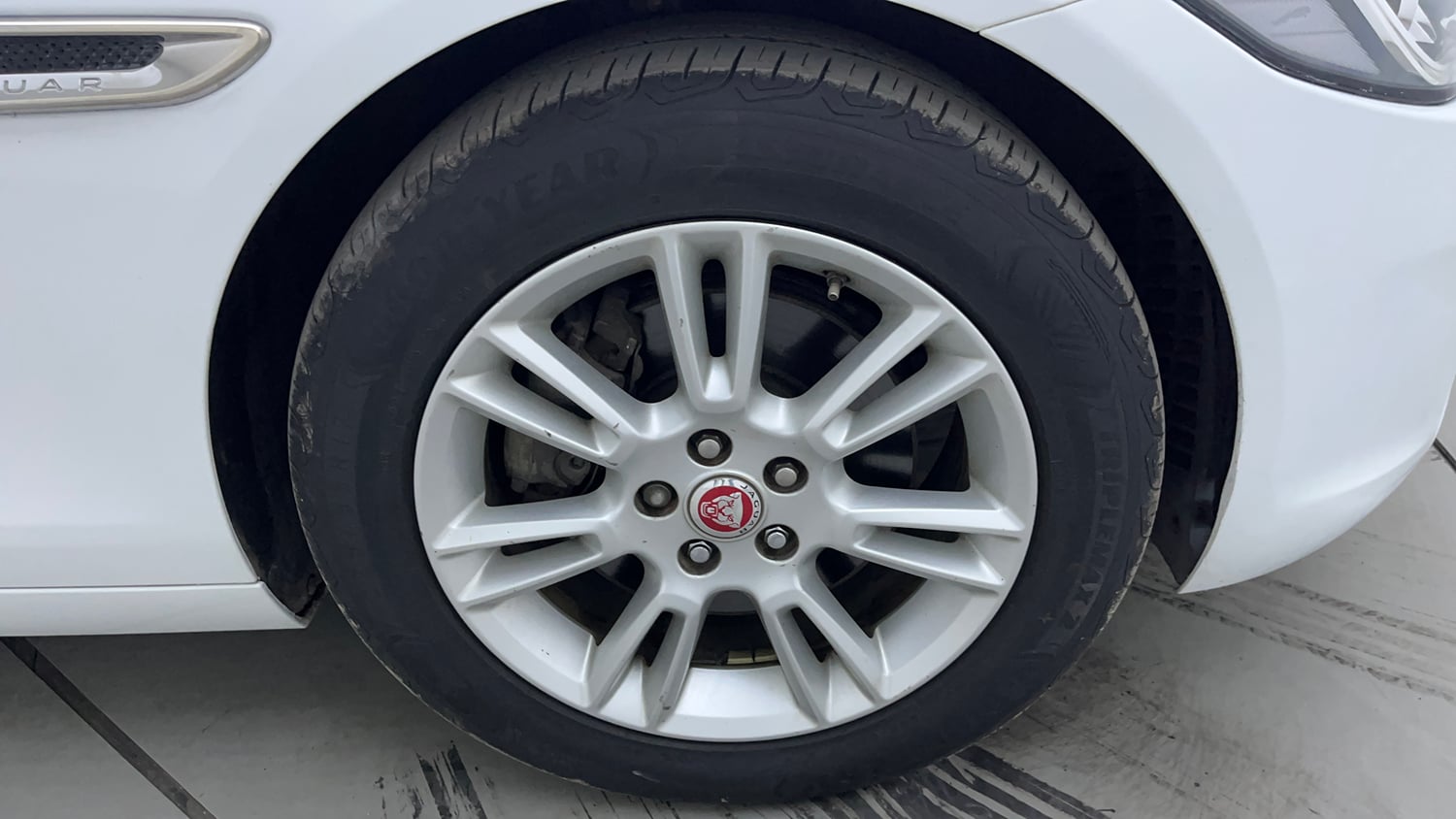Used 2018 Jaguar XE Prestige Diesel Diesel Automatic tyres RIGHT FRONT TYRE RIM VIEW