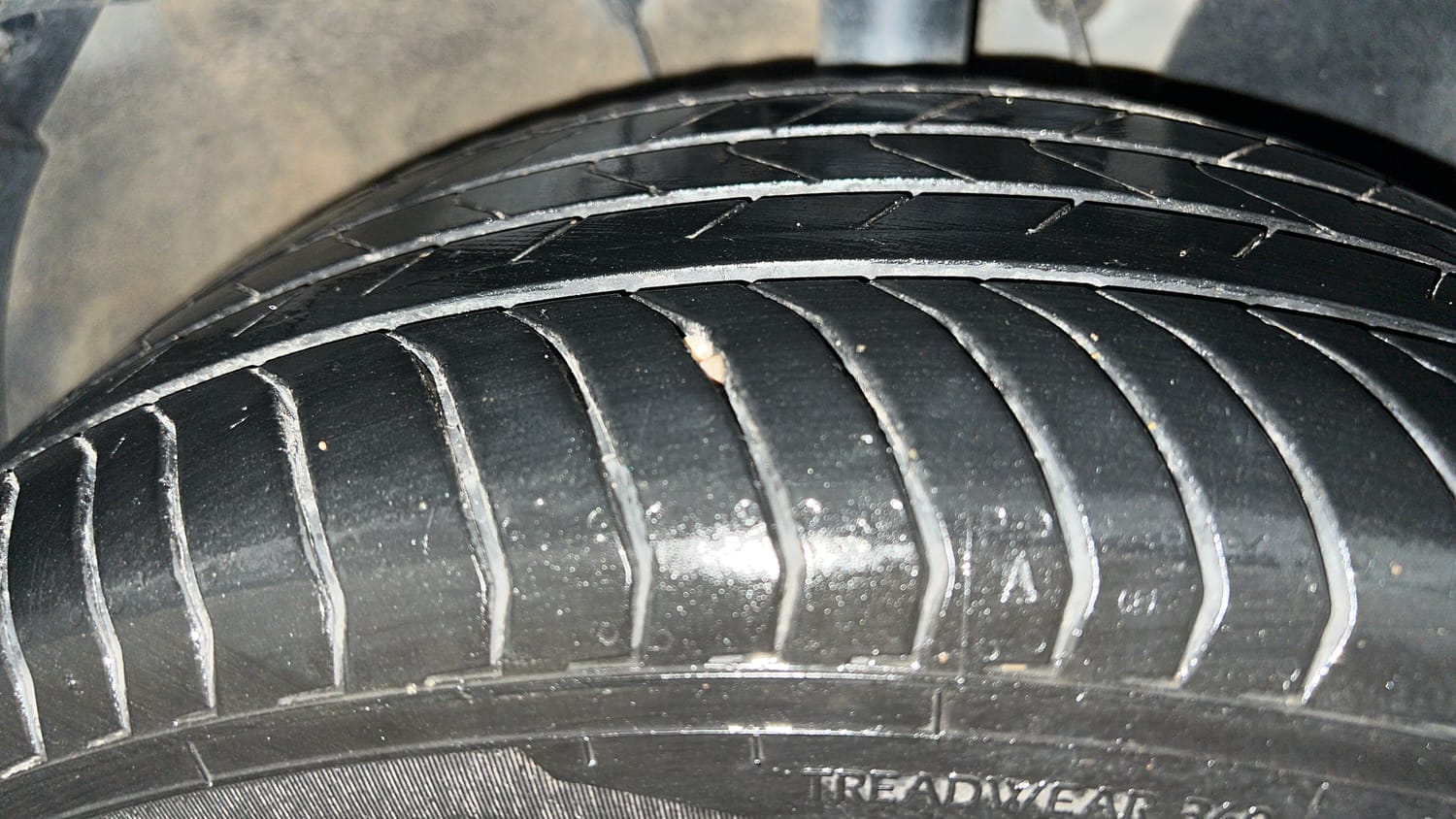 Used 2025 Kia Carens Clavis HTK Plus (O) 1.5 Diesel MT Diesel Manual tyres RIGHT FRONT TYRE TREAD VIEW