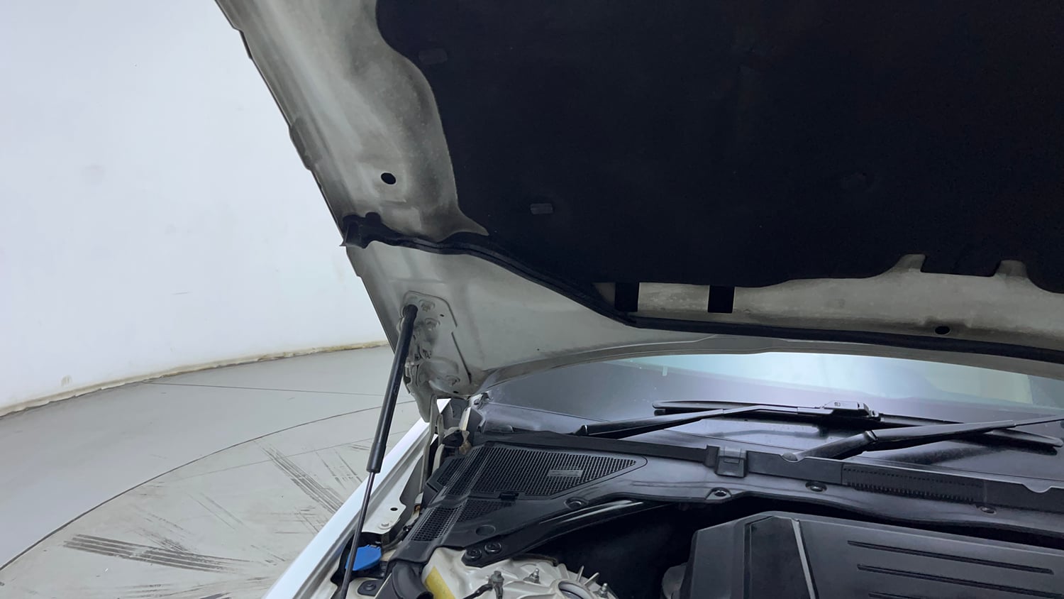 Used 2018 Jaguar XE Prestige Diesel Diesel Automatic engine ENGINE RIGHT SIDE HINGE & APRON VIEW