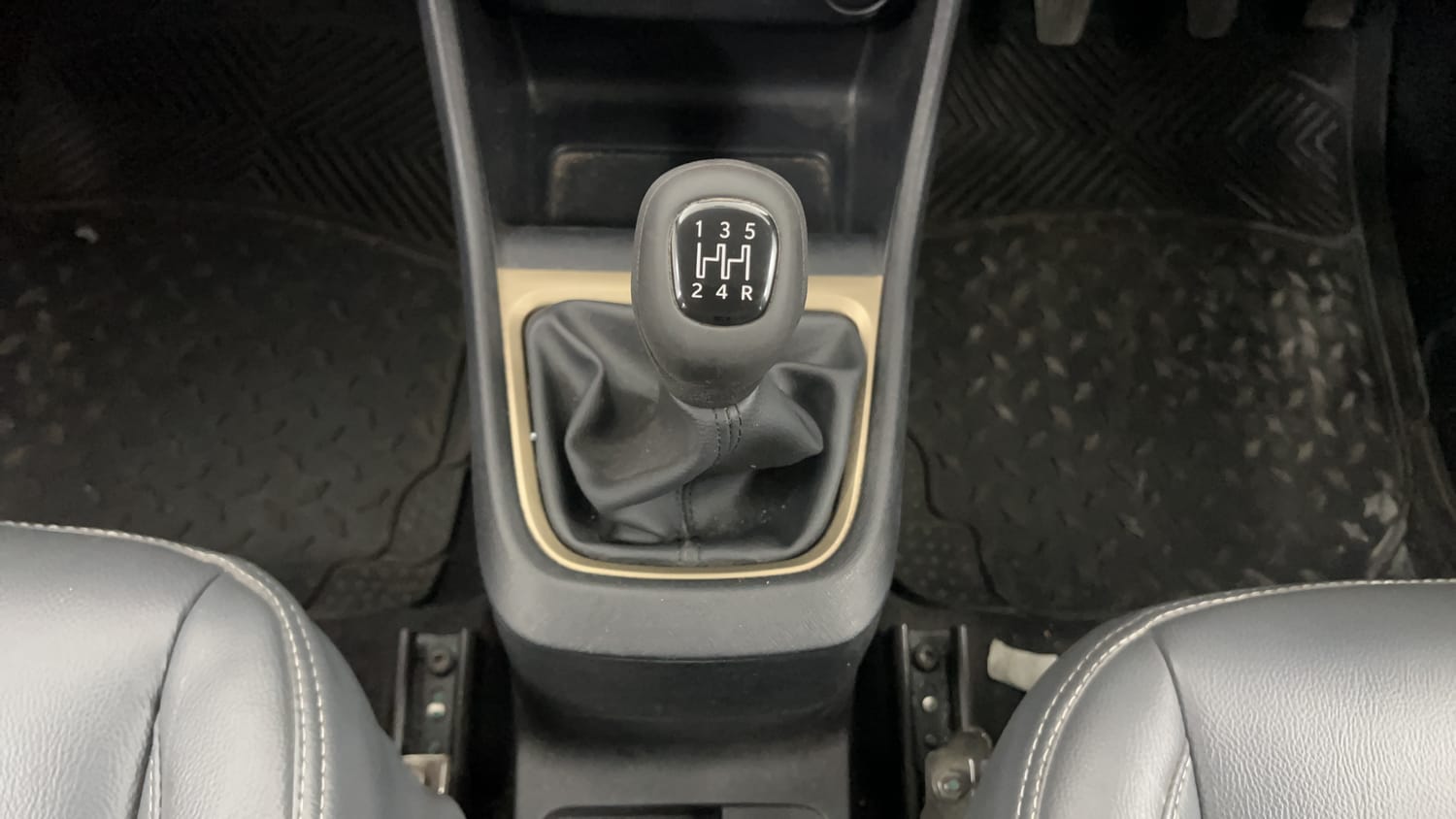 Used 2022 Tata Punch Accomplished MT Petrol Manual interior GEAR  KNOB VIEW