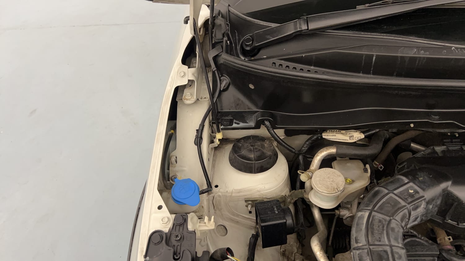 Used 2019 Maruti Suzuki Ignis Alpha 1.2 MT Petrol Manual engine ENGINE RIGHT SIDE HINGE & APRON VIEW