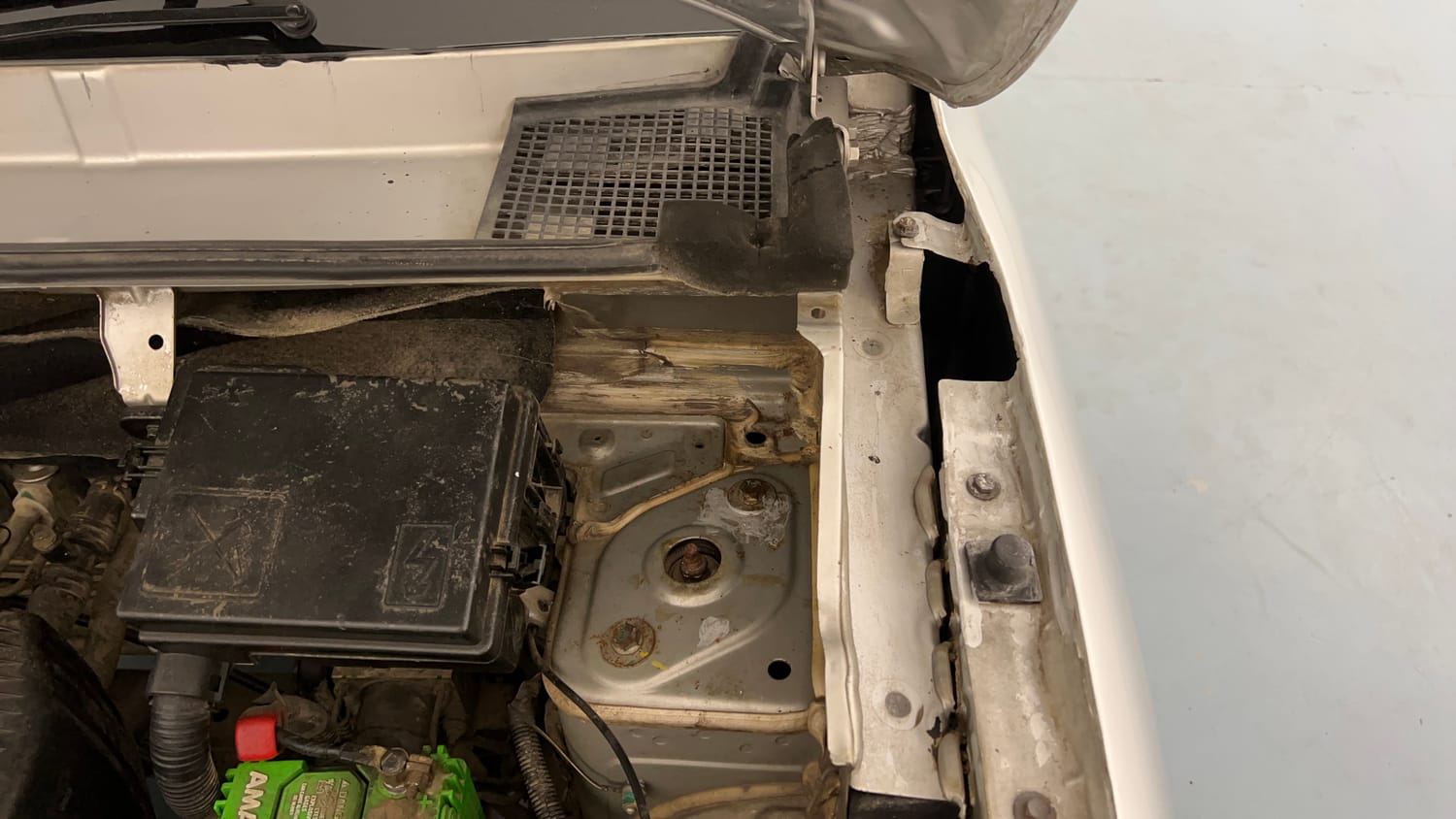 Used 2019 Renault Kwid RXT Opt Petrol Manual engine ENGINE LEFT SIDE HINGE & APRON VIEW