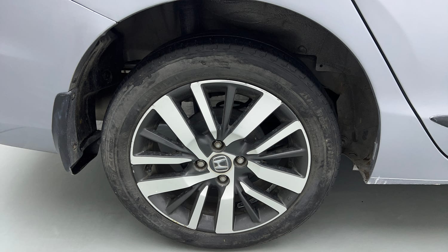 Used 2022 Honda City VX CVT Petrol Petrol Automatic tyres RIGHT REAR TYRE RIM VIEW