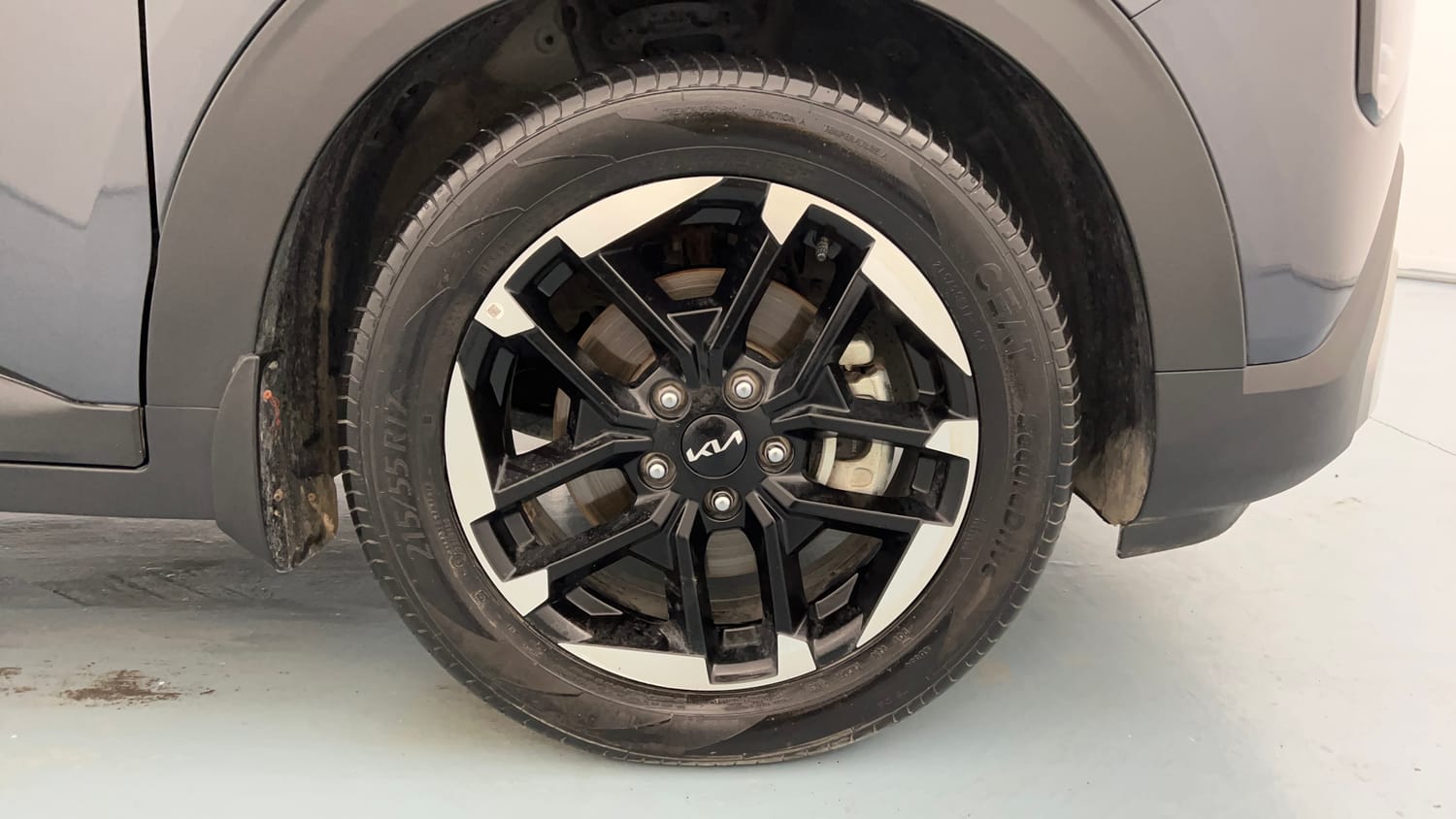 Used 2025 Kia Carens Clavis HTK Plus (O) 1.5 Diesel MT Diesel Manual tyres RIGHT FRONT TYRE RIM VIEW
