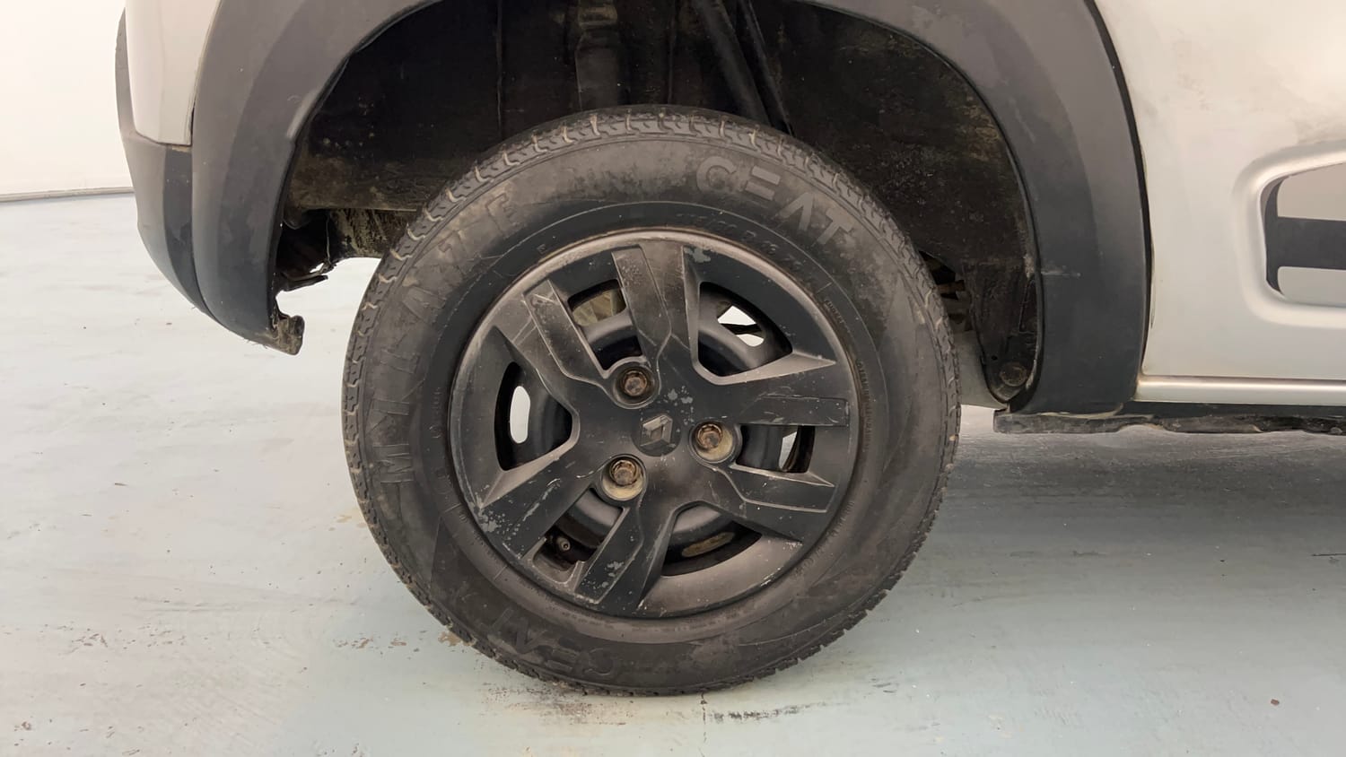 Used 2019 Renault Kwid RXT Opt Petrol Manual tyres RIGHT REAR TYRE RIM VIEW