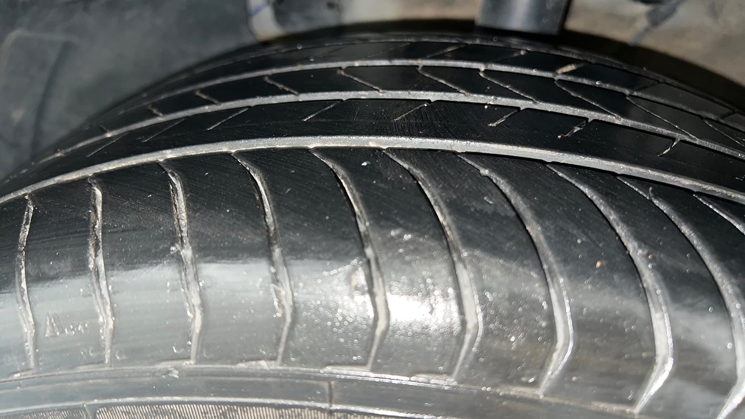 Used 2025 Kia Carens Clavis HTK Plus (O) 1.5 Diesel MT Diesel Manual tyres LEFT FRONT TYRE TREAD VIEW