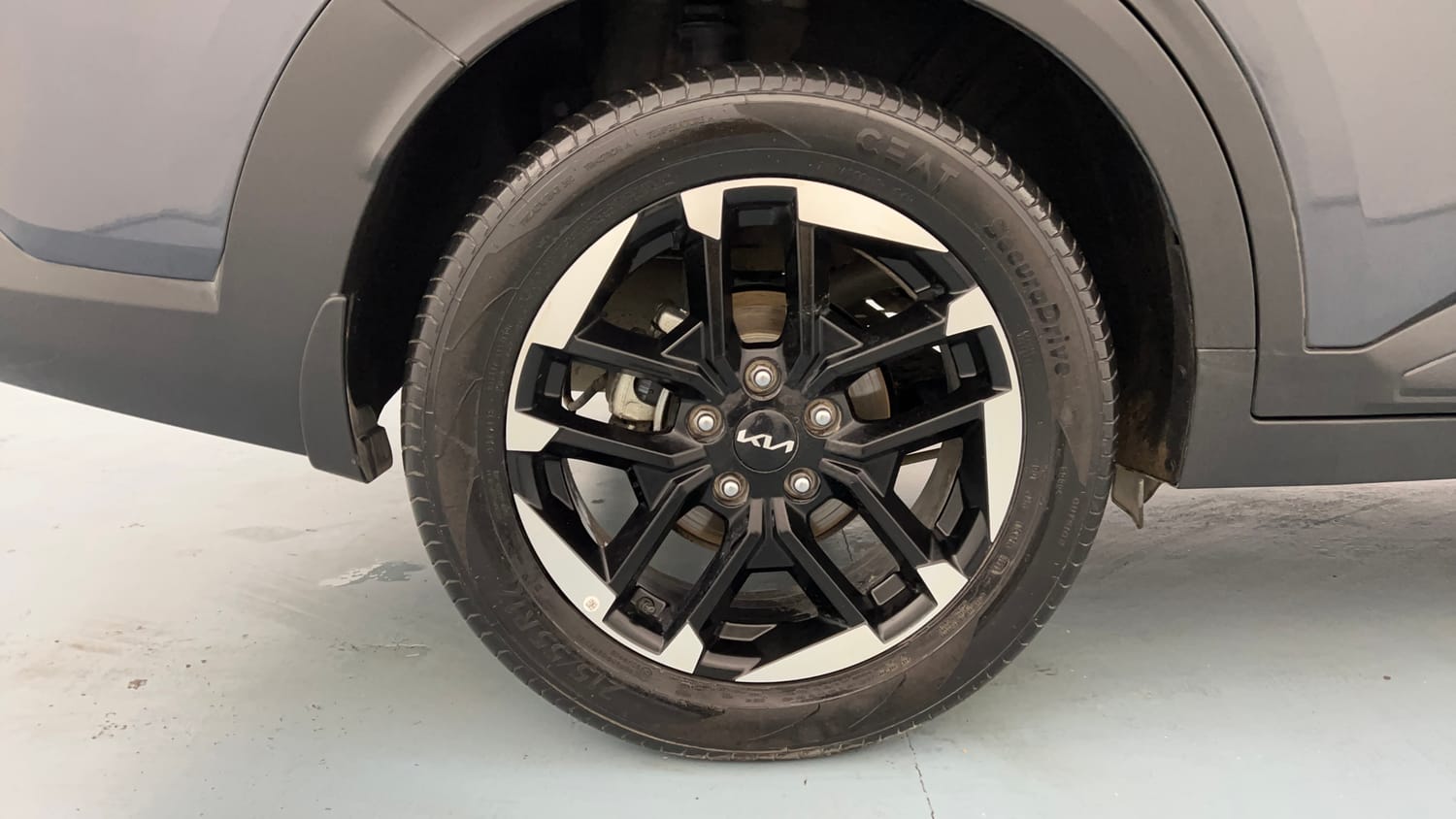 Used 2025 Kia Carens Clavis HTK Plus (O) 1.5 Diesel MT Diesel Manual tyres RIGHT REAR TYRE RIM VIEW