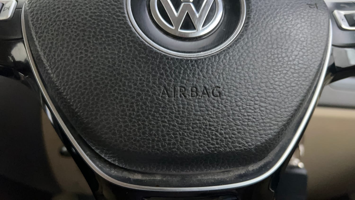 Used 2016 Volkswagen Vento Highline 1.2 (P) AT Petrol Automatic top_features Airbags