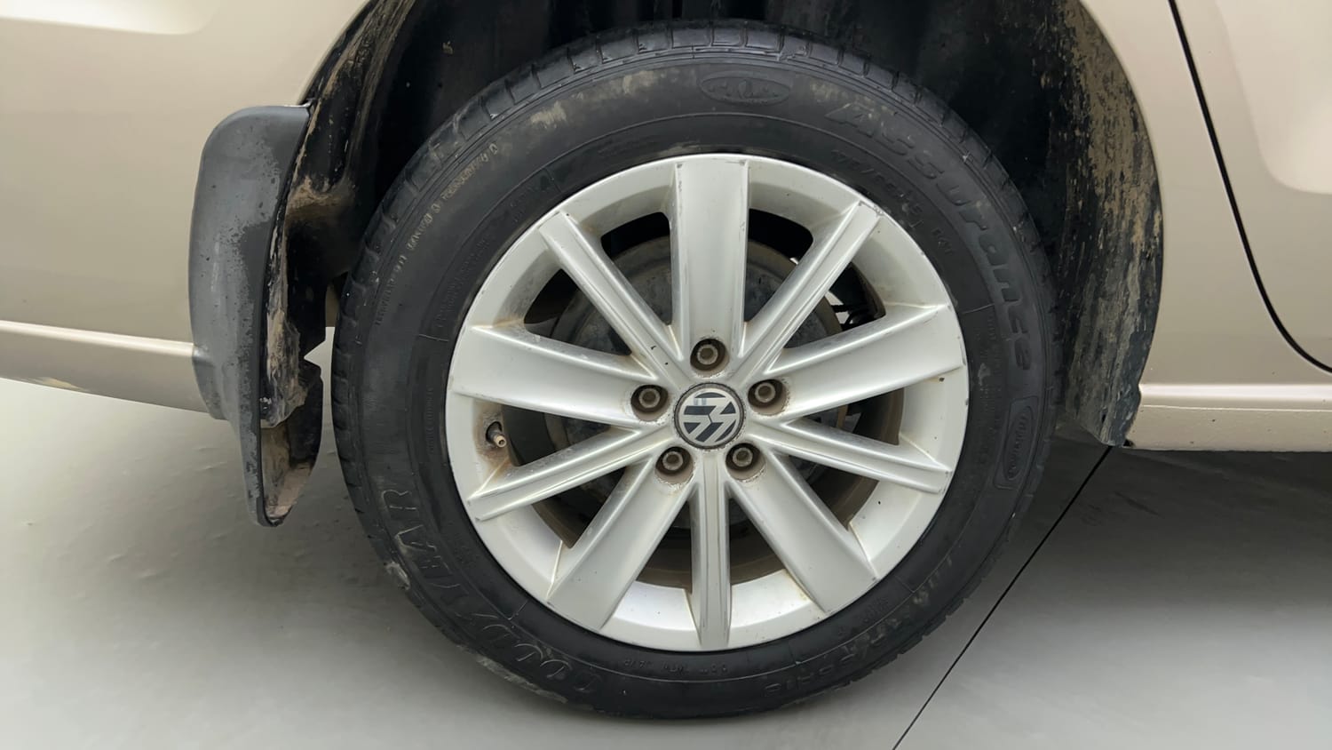 Used 2016 Volkswagen Vento Highline 1.2 (P) AT Petrol Automatic tyres RIGHT REAR TYRE RIM VIEW