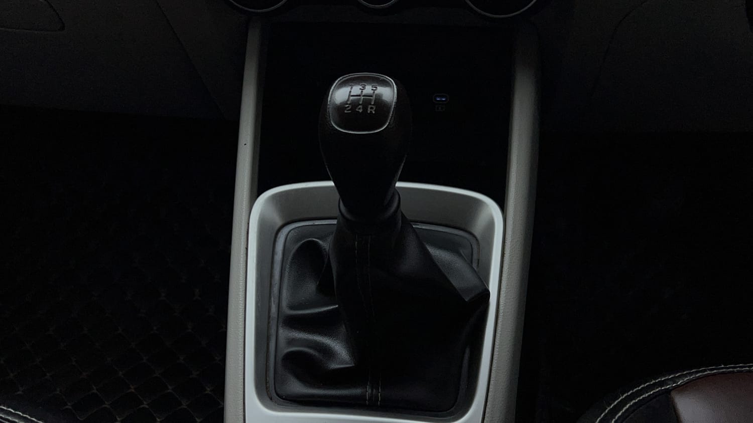 Used 2024 Hyundai Venue S (O) 1.2 Petrol Petrol Manual interior GEAR  KNOB VIEW