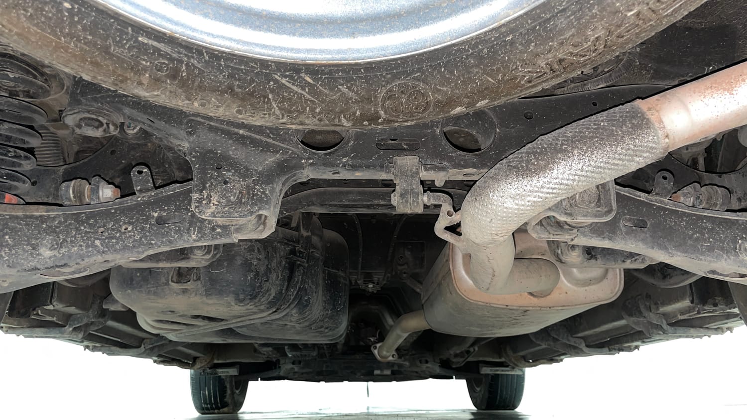 Used 2022 Mahindra XUV700 AX 5 Petrol MT 7 STR Petrol Manual extra REAR UNDERBODY VIEW (TAKEN FROM REAR)