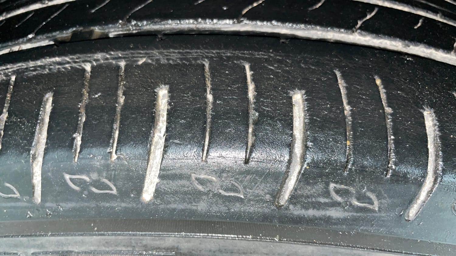 Used 2022 Mahindra XUV700 AX 5 Petrol MT 7 STR Petrol Manual tyres RIGHT FRONT TYRE TREAD VIEW