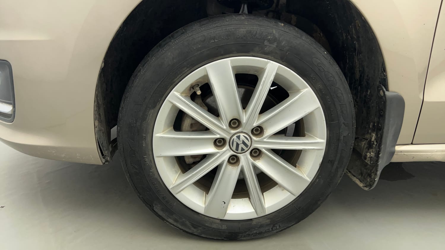 Used 2016 Volkswagen Vento Highline 1.2 (P) AT Petrol Automatic tyres LEFT FRONT TYRE RIM VIEW