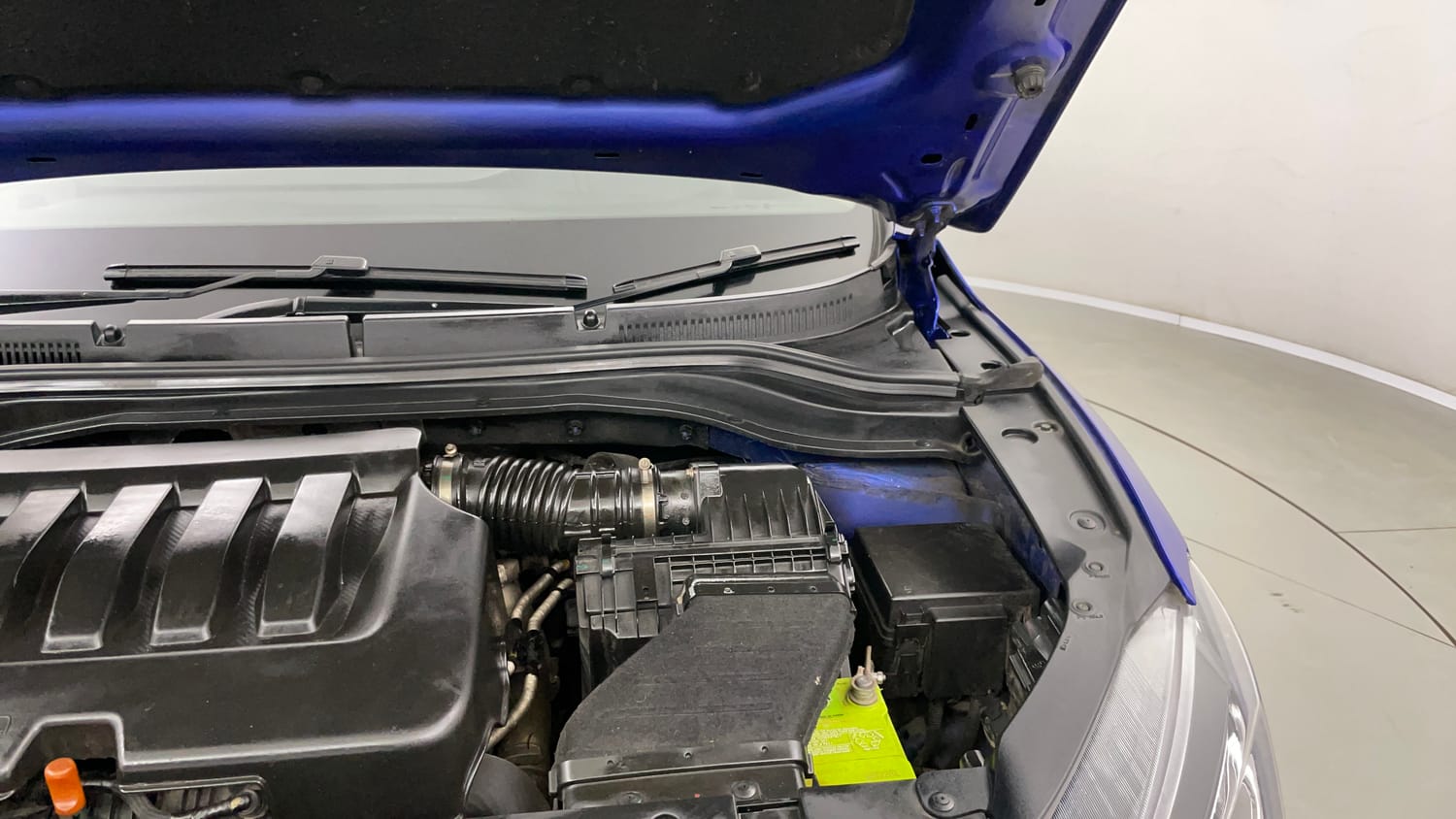 Used 2022 Mahindra XUV700 AX 5 Petrol MT 7 STR Petrol Manual engine ENGINE LEFT SIDE HINGE & APRON VIEW