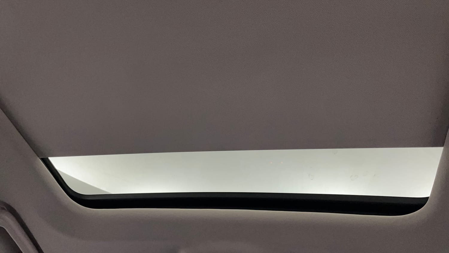 Used 2022 Mahindra XUV700 AX 5 Petrol MT 7 STR Petrol Manual top_features Sunroof
