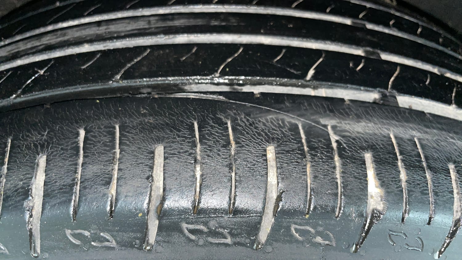 Used 2022 Mahindra XUV700 AX 5 Petrol MT 7 STR Petrol Manual tyres RIGHT REAR TYRE TREAD VIEW