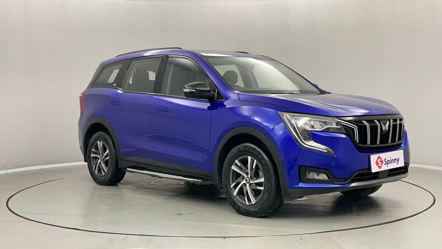 Used 2022 Mahindra XUV700 AX 5 Petrol MT 7 STR Petrol Manual exterior RIGHT FRONT CORNER VIEW
