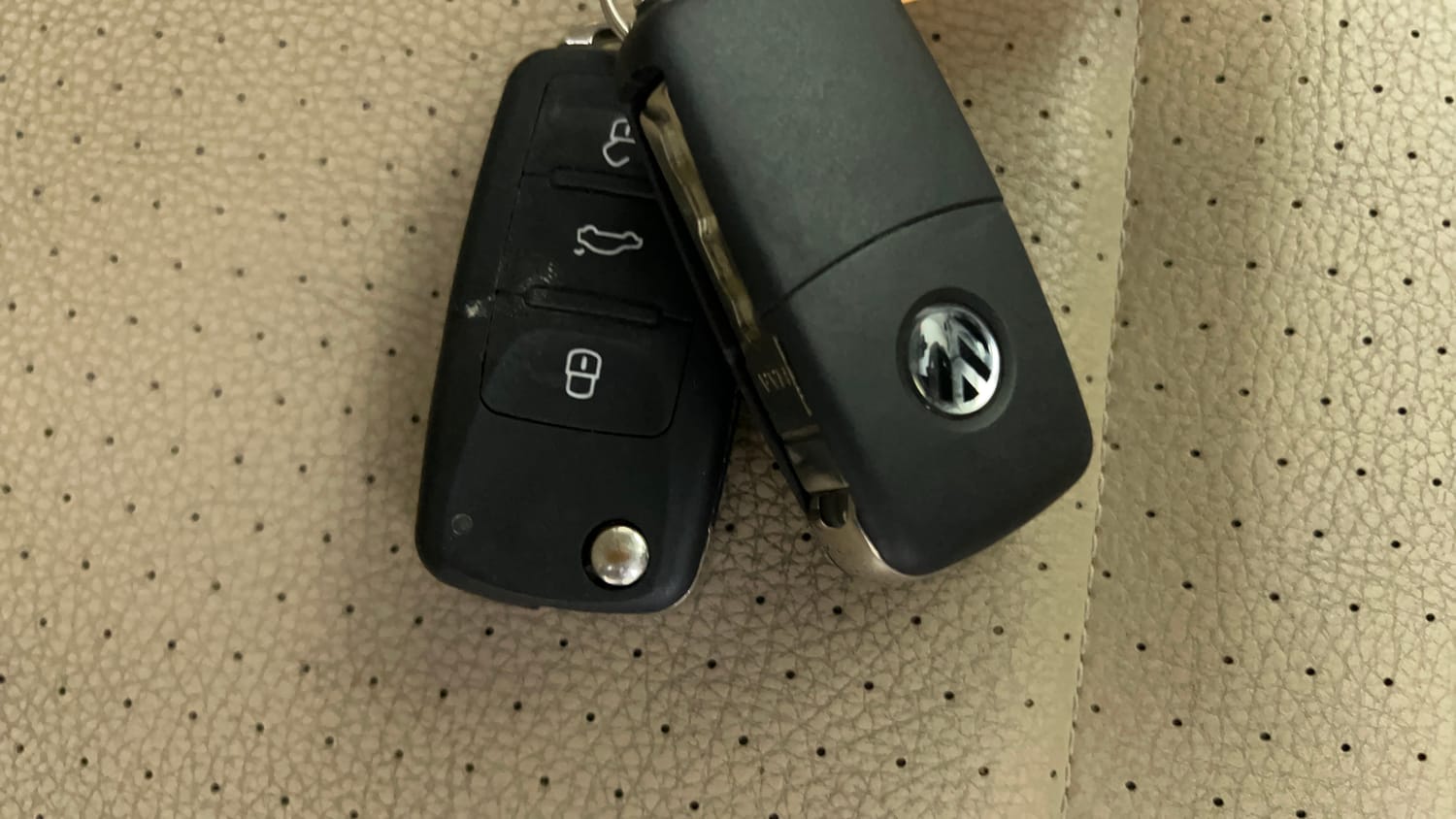 Used 2016 Volkswagen Vento Highline 1.2 (P) AT Petrol Automatic extra CAR KEY VIEW