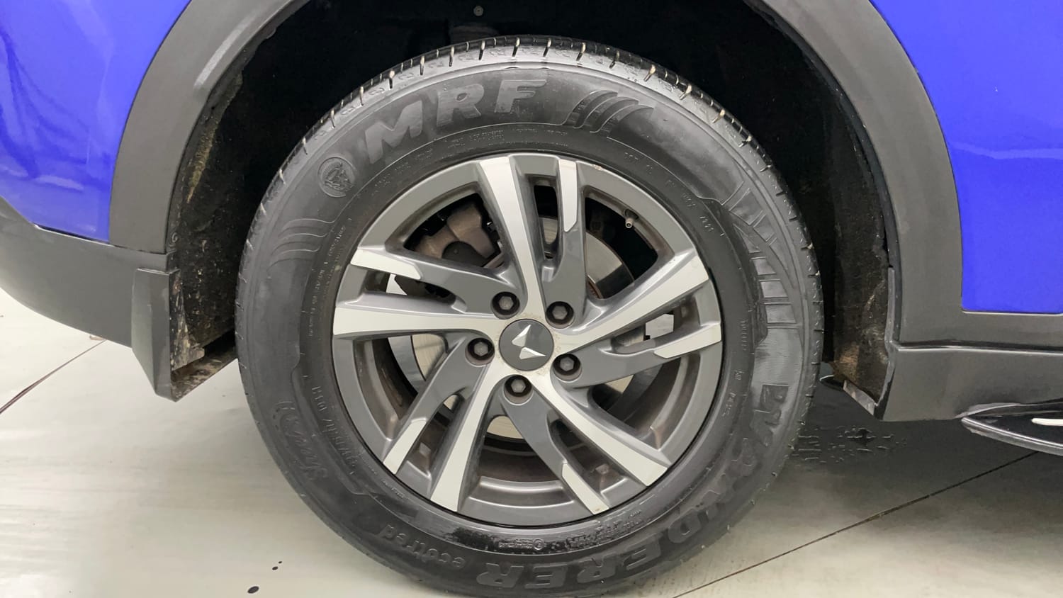 Used 2022 Mahindra XUV700 AX 5 Petrol MT 7 STR Petrol Manual tyres RIGHT REAR TYRE RIM VIEW