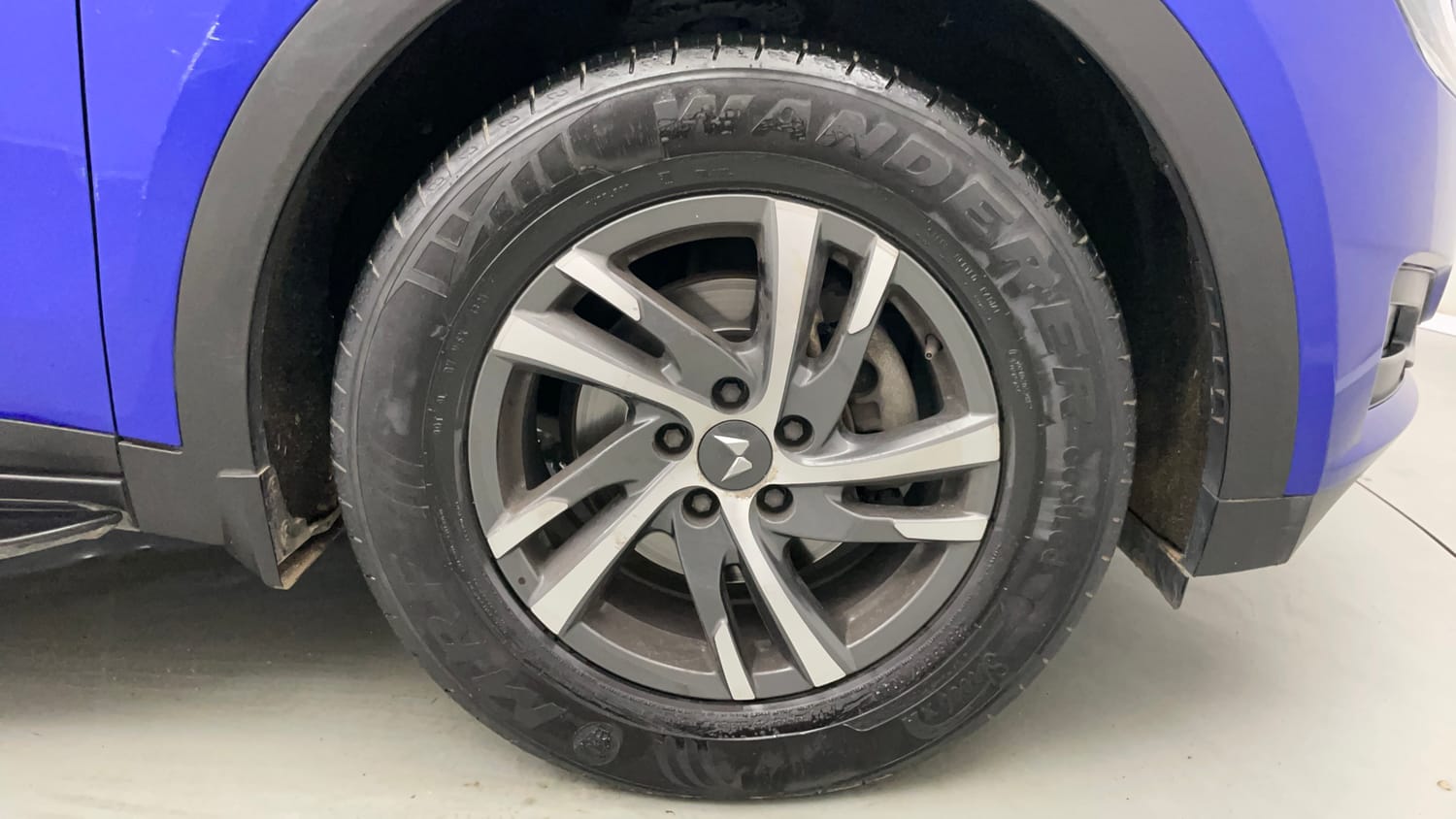 Used 2022 Mahindra XUV700 AX 5 Petrol MT 7 STR Petrol Manual tyres RIGHT FRONT TYRE RIM VIEW