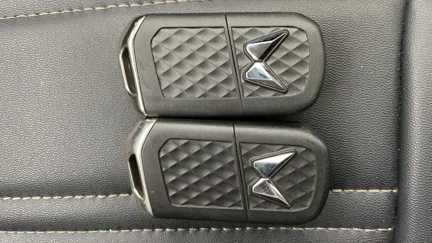 Used 2022 Mahindra XUV700 AX 5 Petrol MT 7 STR Petrol Manual extra CAR KEY VIEW