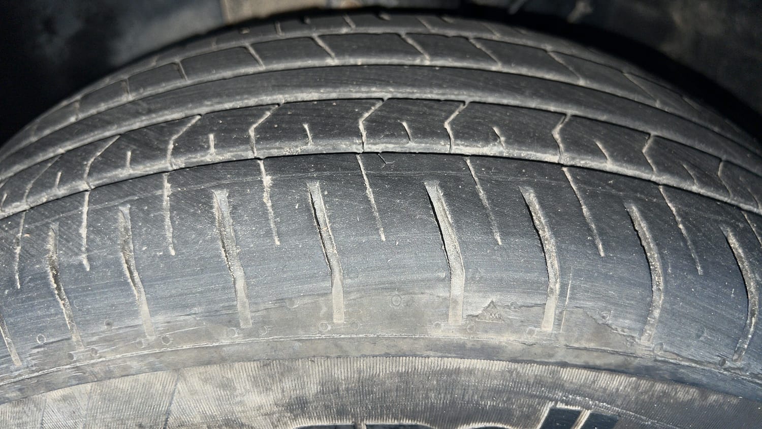 Used 2024 Hyundai Venue S (O) 1.2 Petrol Petrol Manual tyres LEFT FRONT TYRE TREAD VIEW
