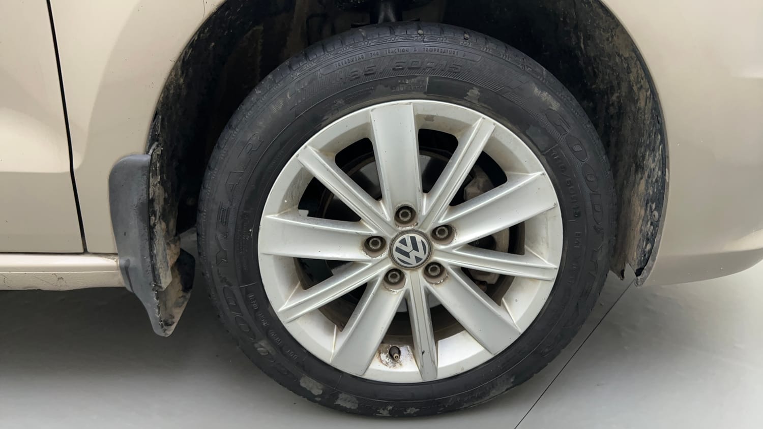 Used 2016 Volkswagen Vento Highline 1.2 (P) AT Petrol Automatic tyres RIGHT FRONT TYRE RIM VIEW
