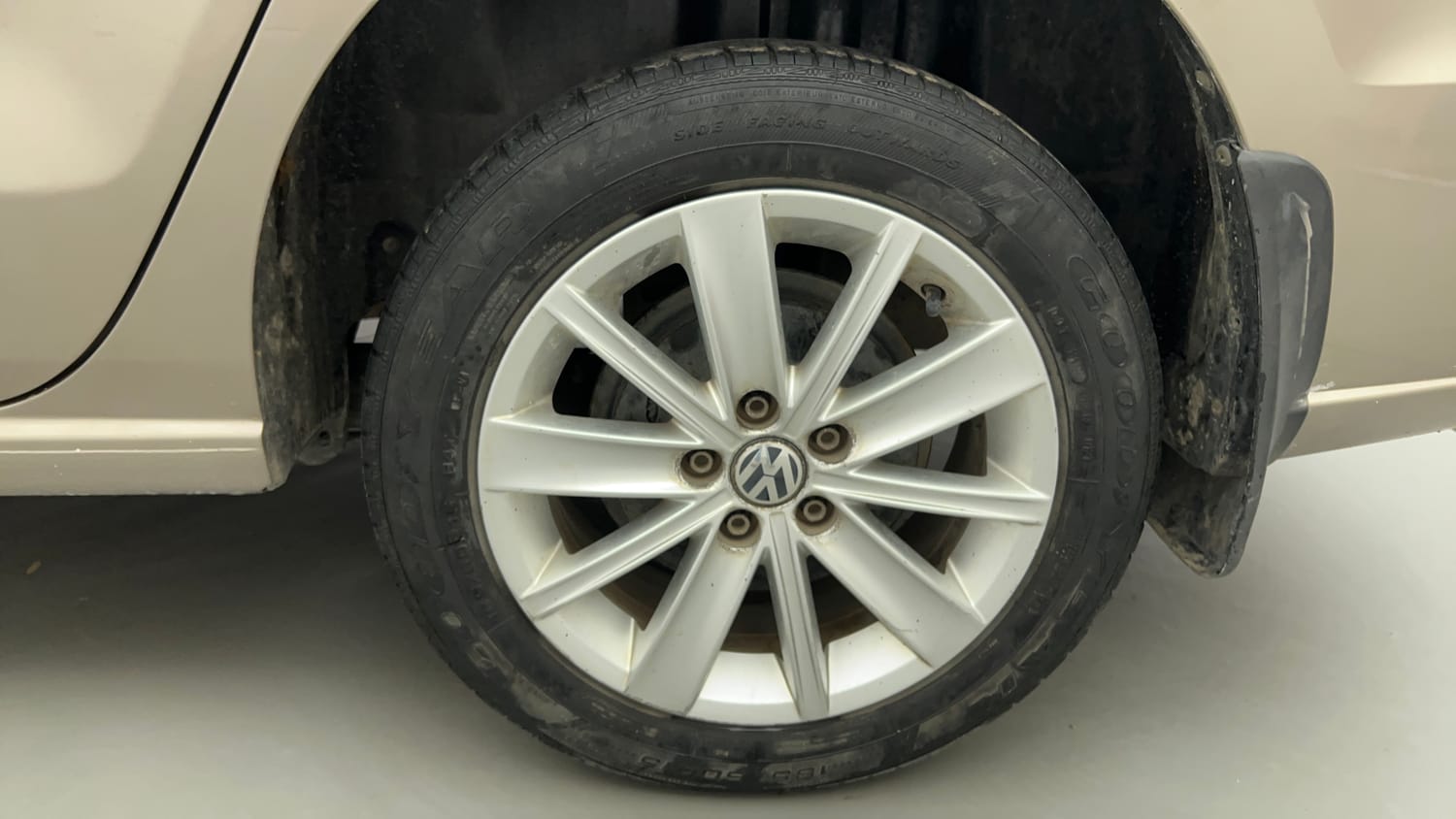 Used 2016 Volkswagen Vento Highline 1.2 (P) AT Petrol Automatic tyres LEFT REAR TYRE RIM VIEW