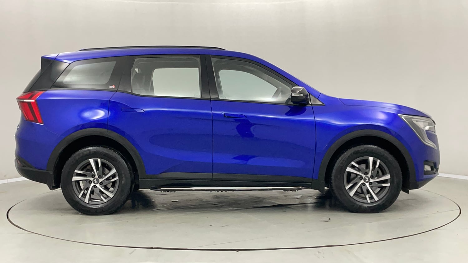 Used 2022 Mahindra XUV700 AX 5 Petrol MT 7 STR Petrol Manual exterior RIGHT SIDE VIEW