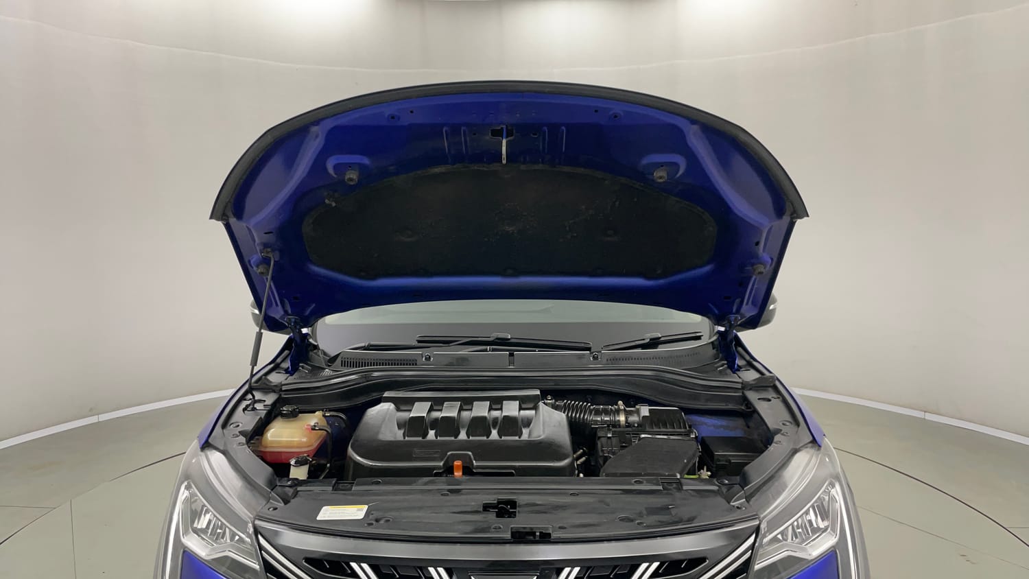 Used 2022 Mahindra XUV700 AX 5 Petrol MT 7 STR Petrol Manual engine ENGINE & BONNET OPEN FRONT VIEW
