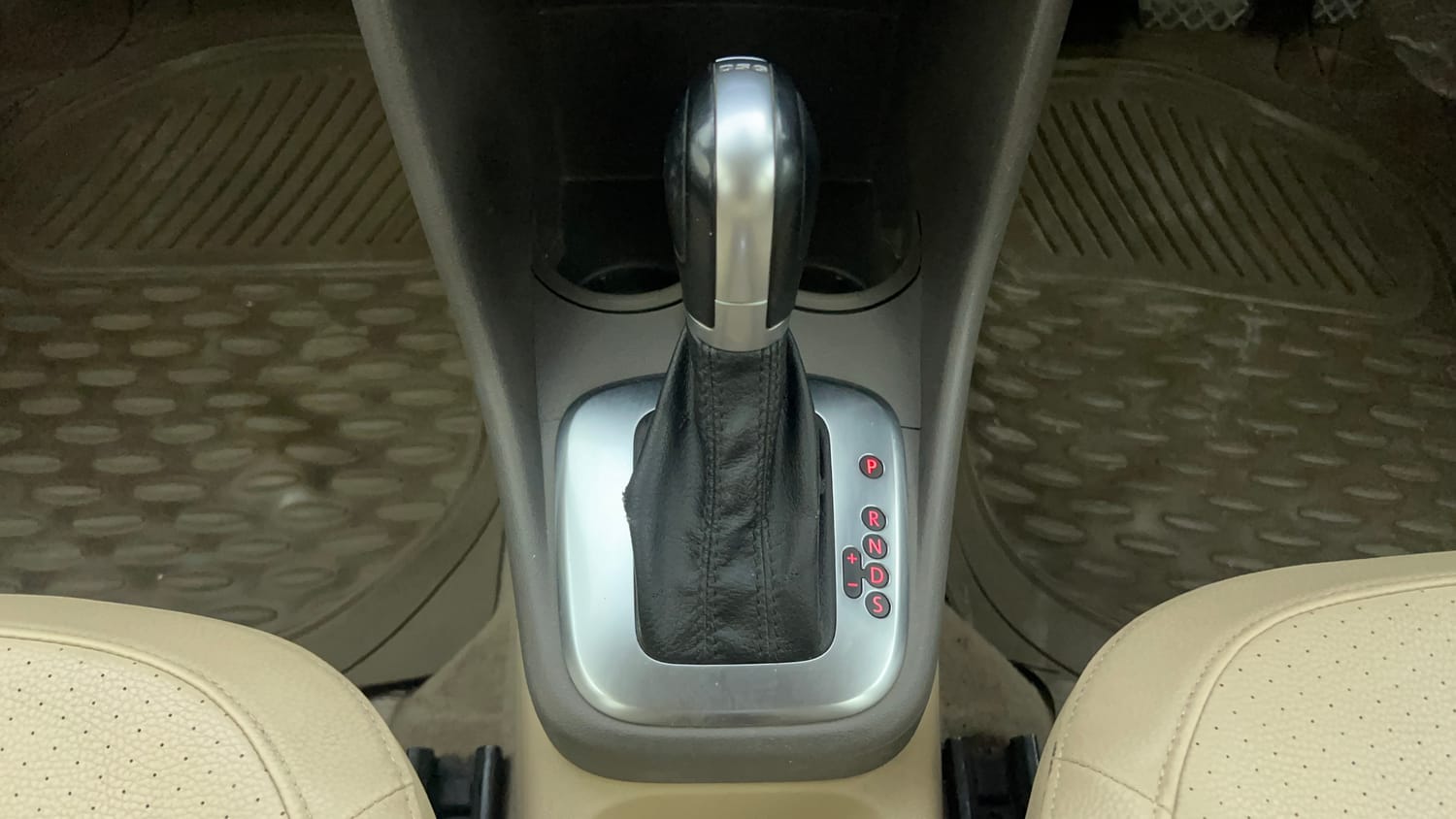 Used 2016 Volkswagen Vento Highline 1.2 (P) AT Petrol Automatic interior GEAR  KNOB VIEW