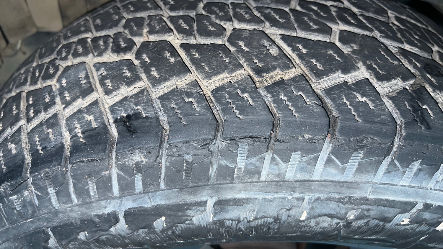 Used 2022 mahindra Thar LX Hard Top Petrol MT 4WD Petrol Manual tyres RIGHT FRONT TYRE TREAD VIEW